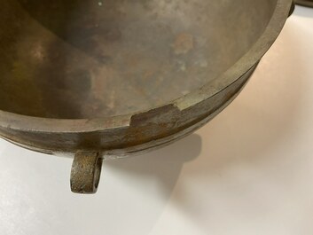 A Chinese bronze ritual tripod 'zhan' food vessel and cover, middle to late Spring and Autumn period