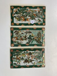 Trois plaques de forme rectangulaire en porcelaine de Chine famille verte, 19&egrave;me