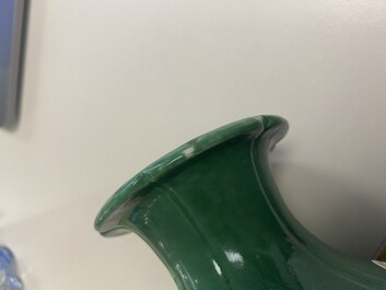 Un vase en porcelaine de Chine en vert monochrome, marque de Yongzheng, 18/19&egrave;me