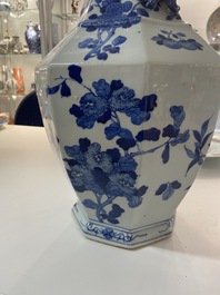 Een Chinese blauw-witte octagonale 'hu' vaas, 19e eeuw