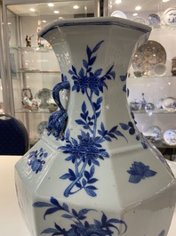 Een Chinese blauw-witte octagonale 'hu' vaas, 19e eeuw