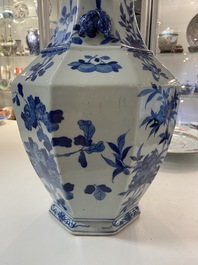 Een Chinese blauw-witte octagonale 'hu' vaas, 19e eeuw