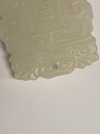 Een Chinese hanger in witte jade, Qing