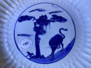Une assiette en forme de chrysanth&egrave;me en porcelaine de Chine en bleu et blanc &agrave; d&eacute;cor d'un tigre pour le march&eacute; japonais, Tianqi/Chongzhen