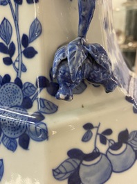 Un vase de forme 'hu' octagonale en porcelaine de Chine en bleu et blanc, 19&egrave;me