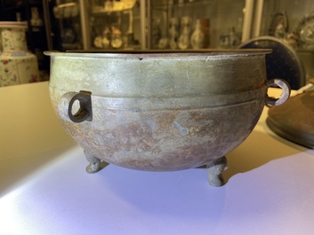 A Chinese bronze ritual tripod 'zhan' food vessel and cover, middle to late Spring and Autumn period