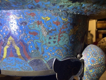 Un grand br&ucirc;le-parfum tripod en &eacute;maux cloisonn&eacute;s, Chine, 19&egrave;me