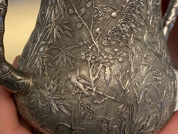 Une th&eacute;i&egrave;re en argent &agrave; d&eacute;cor d'oiseaux parmi des branches fleuries, Chine, 19&egrave;me