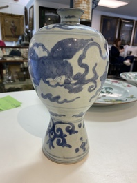 Un vase de forme 'meiping' en porcelaine de Chine en bleu et blanc &agrave; d&eacute;cor de lions bouddhistes, Ming