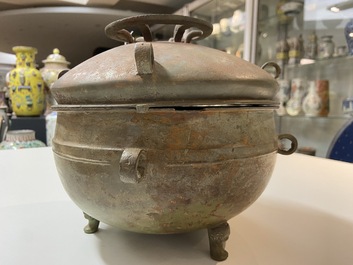 A Chinese bronze ritual tripod 'zhan' food vessel and cover, middle to late Spring and Autumn period