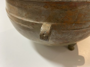 A Chinese bronze ritual tripod 'zhan' food vessel and cover, middle to late Spring and Autumn period