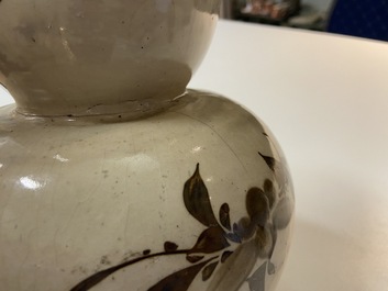 Un vase de forme double gourde en porcelaine de Chine de type Cizhou, Song/Yuan