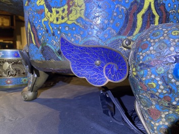 Un grand br&ucirc;le-parfum tripod en &eacute;maux cloisonn&eacute;s, Chine, 19&egrave;me