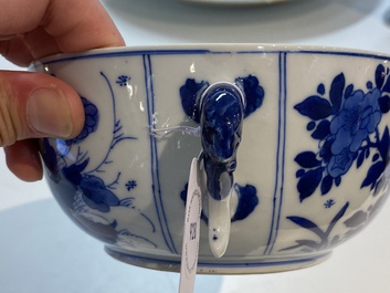 Een Chinese blauw-witte papkom met deksel, Kangxi