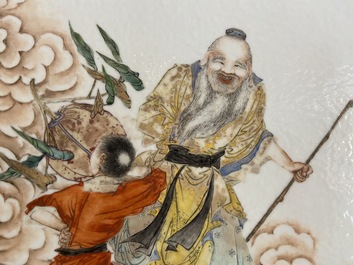 Une plaque en porcelaine de Chine fencai &agrave; d&eacute;cor d'un immortel, R&eacute;publique