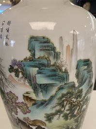 Un vase en porcelaine de Chine famille rose &agrave; d&eacute;cor des 'Huit chevaux de Mu Wang', marque de Hongxian, 20&egrave;me