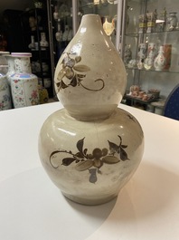 Een Chinese Cizhou kalebasvaas, Song/Yuan