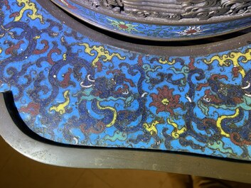 Un grand br&ucirc;le-parfum tripod en &eacute;maux cloisonn&eacute;s, Chine, 19&egrave;me