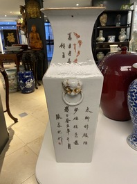 Un vase de forme carr&eacute;e en porcelaine de Chine &agrave; d&eacute;cor de lions bouddhistes en rouge de fer, 19&egrave;me