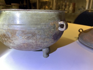 A Chinese bronze ritual tripod 'zhan' food vessel and cover, middle to late Spring and Autumn period