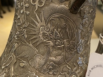 Une th&eacute;i&egrave;re en argent &agrave; d&eacute;cor d'oiseaux parmi des branches fleuries, Chine, 19&egrave;me