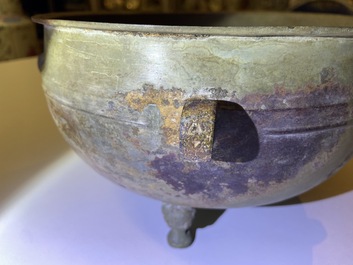 A Chinese bronze ritual tripod 'zhan' food vessel and cover, middle to late Spring and Autumn period