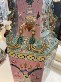 Een Chinese hexagonale famille rose vaas met antiquiteiten, 19e eeuw