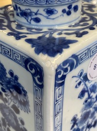 Une bouteille de forme carr&eacute;e en porcelaine de Chine en bleu et blanc, Kangxi