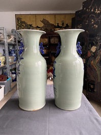 Een paar Chinese blauw-witte celadon vazen met rammen, 19e eeuw