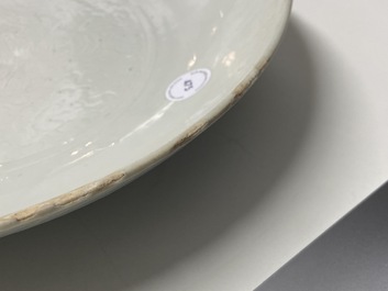 Un plat en porcelaine de Chine en blanc monochrome &agrave; d&eacute;cor incis&eacute; de deux ph&eacute;nix, Ming