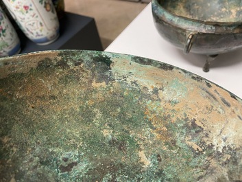 Een Chinese rituele driepotige bronzen 'dui' dekselkom voor voedsel, Oostelijke Zhou