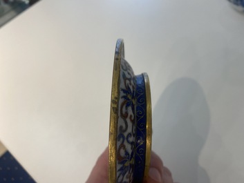 Een Chinese cloisonn&eacute; kop en schotel met lotusslingers, 18/19e eeuw