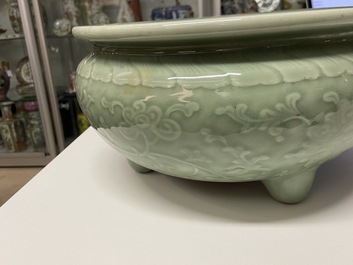 Een Chinese driepotige monochrome celadon wierookbrander met pioenslingers, 18/19e eeuw