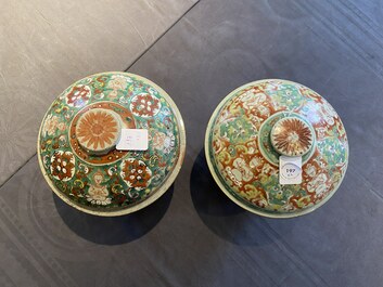 Deux grands bols couverts en porcelaine de Chine Bencharong pour le march&eacute; thai, 18/19&egrave;me