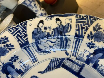 Een Chinese blauw-witte schotel met twee dames en twee konijnen in een tuin, Kangxi merk en periode