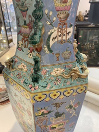 Un vase de forme hexagonale en porcelaine de Chine famille rose &agrave; d&eacute;cor d'antiquit&eacute;s, 19&egrave;me