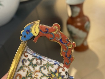 Een Chinese cloisonn&eacute; kop en schotel met lotusslingers, 18/19e eeuw