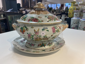 Une terrine couverte sur pr&eacute;sentoir en porcelaine de Chine famille rose de Canton, 19&egrave;me