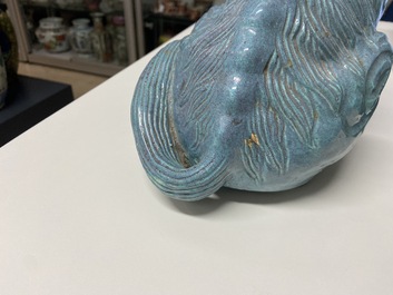 Une paire de grands qilins en porcelaine de Chine &agrave; &eacute;mail 'robin's egg', 19&egrave;me