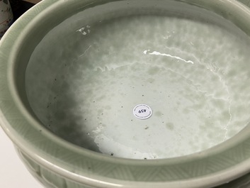 Een Chinese driepotige monochrome celadon wierookbrander met pioenslingers, 18/19e eeuw