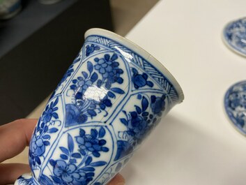 Une paire de gobelets couverts en porcelaine de Chine en bleu et blanc, Kangxi