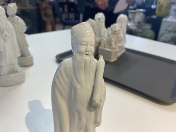 Deux paires de porte-b&acirc;tons, trois coupes libatoires et quatre figures en porcelaine blanc de Chine de Dehua, Kangxi et apr&egrave;s