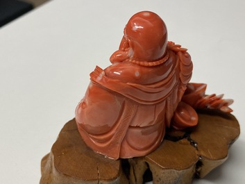 Une figure de Bouddha en corail rouge sculpt&eacute;, Chine, R&eacute;publique