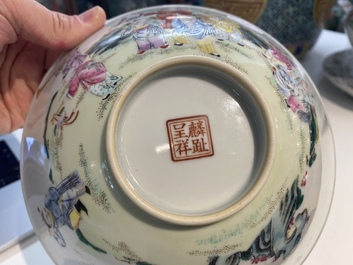 Un bol en porcelaine de Chine famille rose &agrave; d&eacute;cor de gar&ccedil;ons jouants, marque Lin Zhi Cheng Xiang, 20&egrave;me