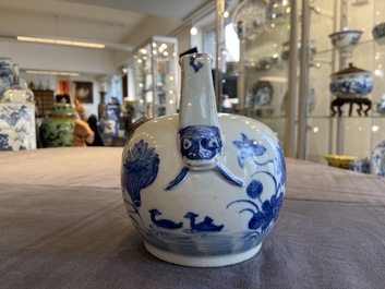 Un pot &agrave; chaux en porcelaine de Chine en bleu et blanc pour le march&eacute; thai, 19&egrave;me