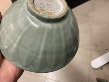Trois bols en porcelaine de Chine en c&eacute;ladon monochrome &agrave; d&eacute;cor de lotus, Song