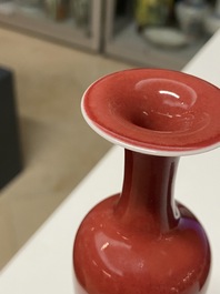 Un vase en porcelaine de Chine &agrave; &eacute;mail 'peach bloom', marque de Kangxi mais probablement post&eacute;rieur