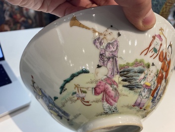 Un bol en porcelaine de Chine famille rose &agrave; d&eacute;cor de gar&ccedil;ons jouants, marque Lin Zhi Cheng Xiang, 20&egrave;me