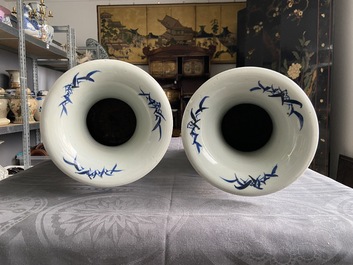 Une paire de vases en porcelaine de Chine &agrave; d&eacute;cor de b&eacute;lierqs en bleu et blanc sur fond c&eacute;ladon, 19&egrave;me