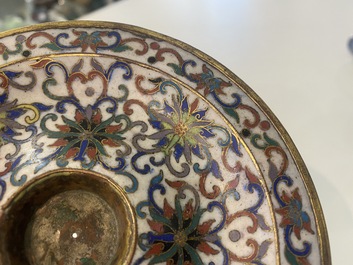 Een Chinese cloisonn&eacute; kop en schotel met lotusslingers, 18/19e eeuw